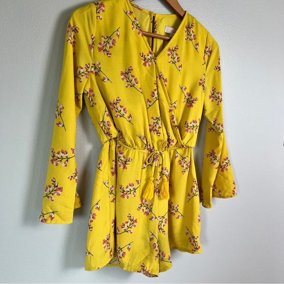 Gianni Bini Yellow Floral V-neck Tie Waist Romper With Bell Sleeves - Picture 6 of 8